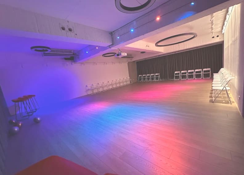 Baila’more 高雄教室 Social hub 的木地板舞蹈教室